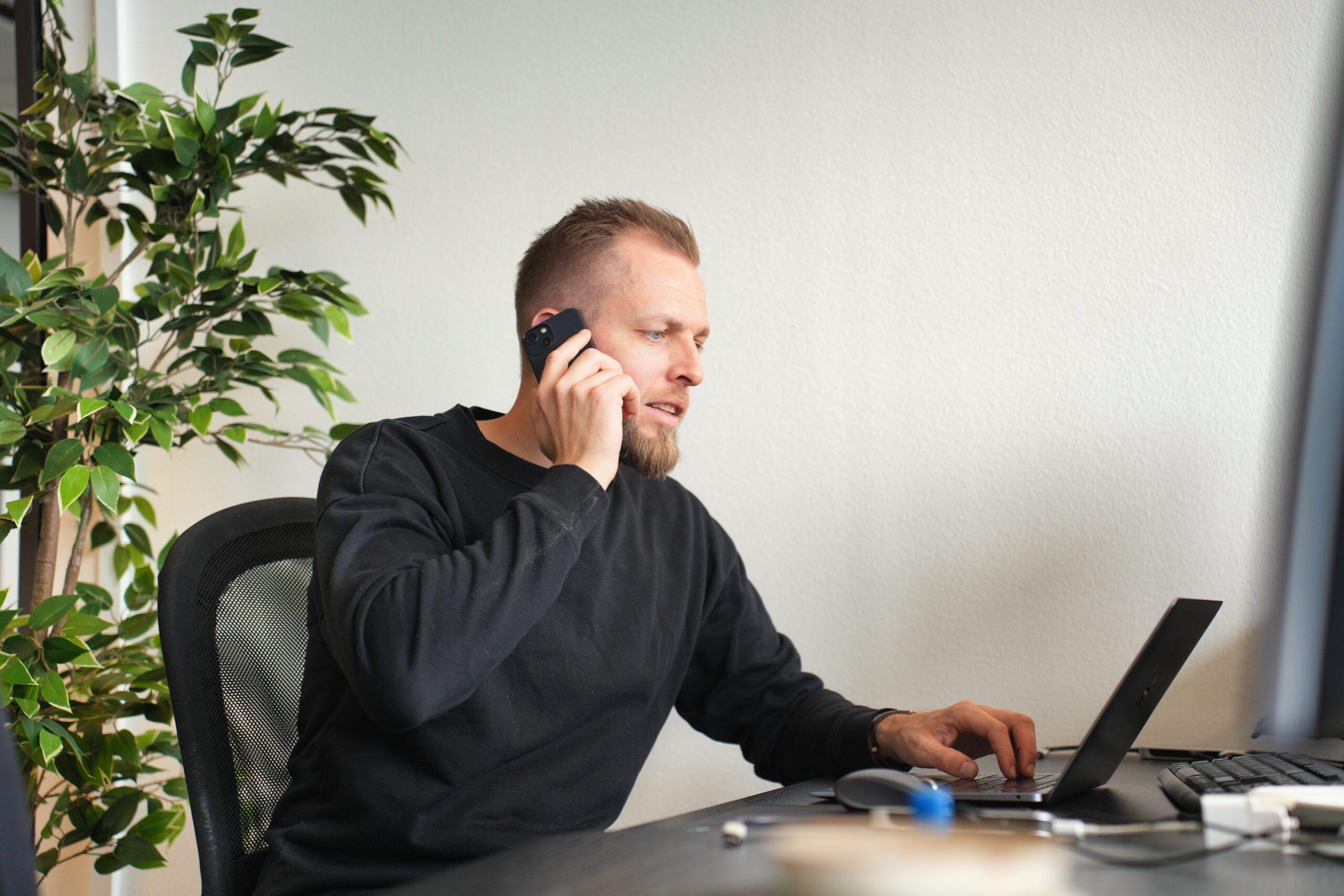 mand som taler i telefon med valuar