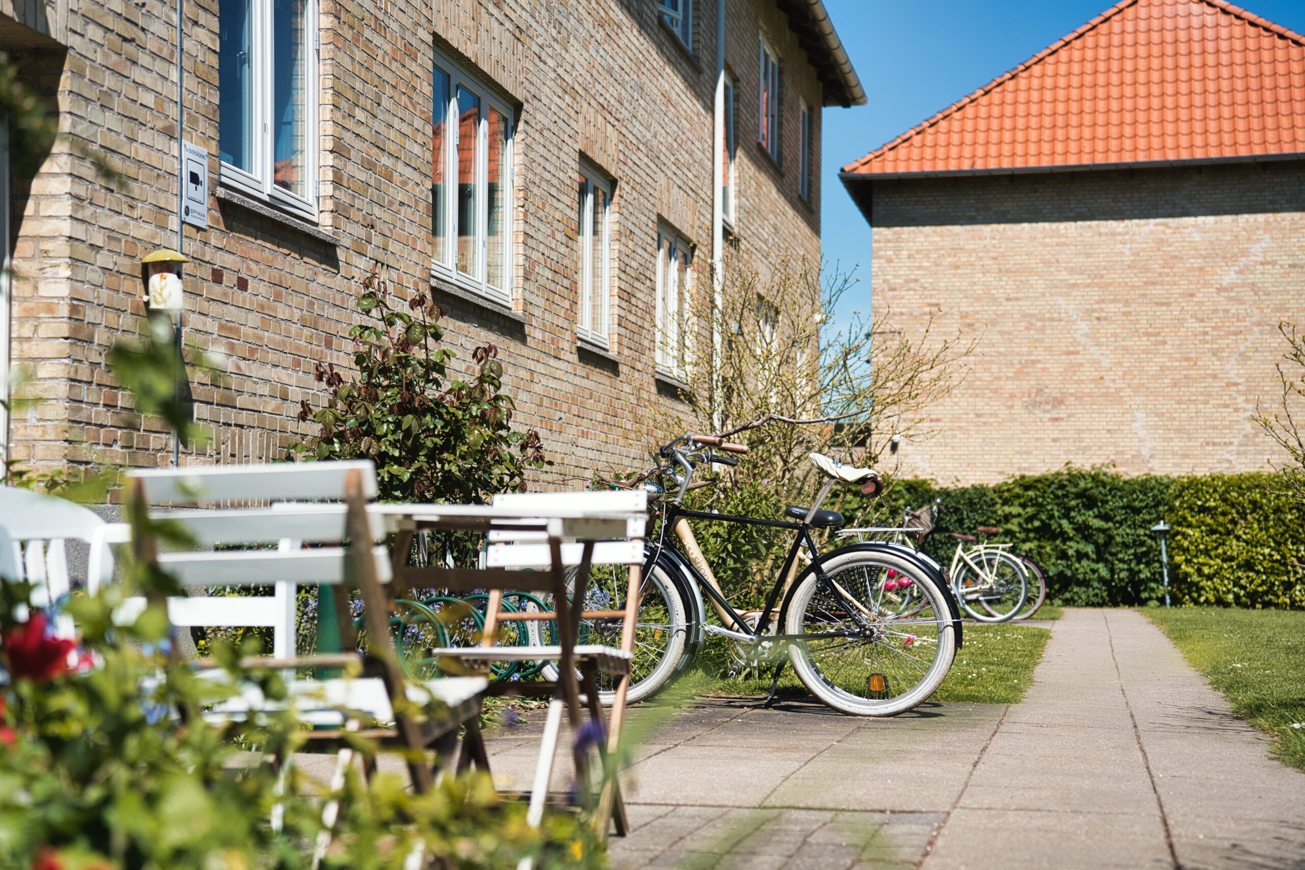 Dejlig gårdhave med cykelstativ