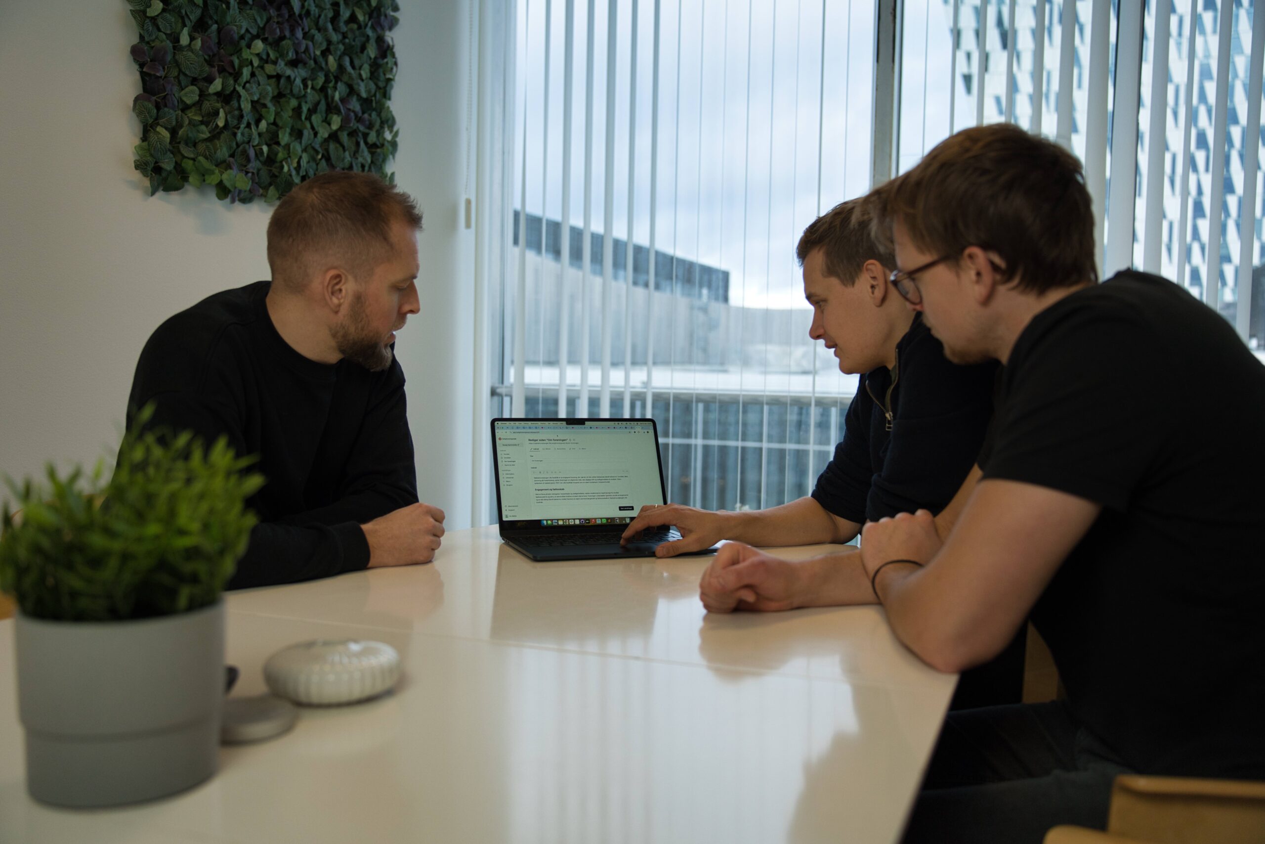 Emil, Bo og Oliver kigger på en PC