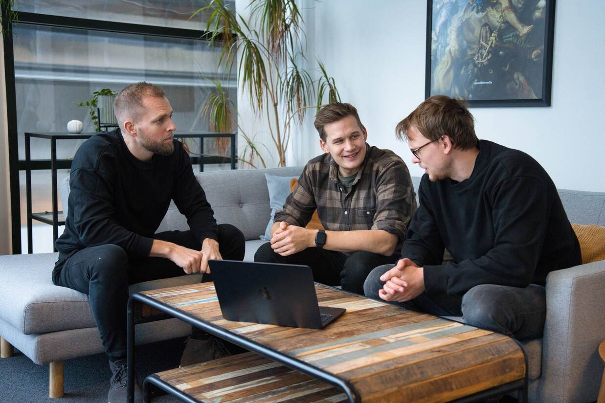 Emil, Bo og Oliver har en samtale i en sofa med PC foran dem