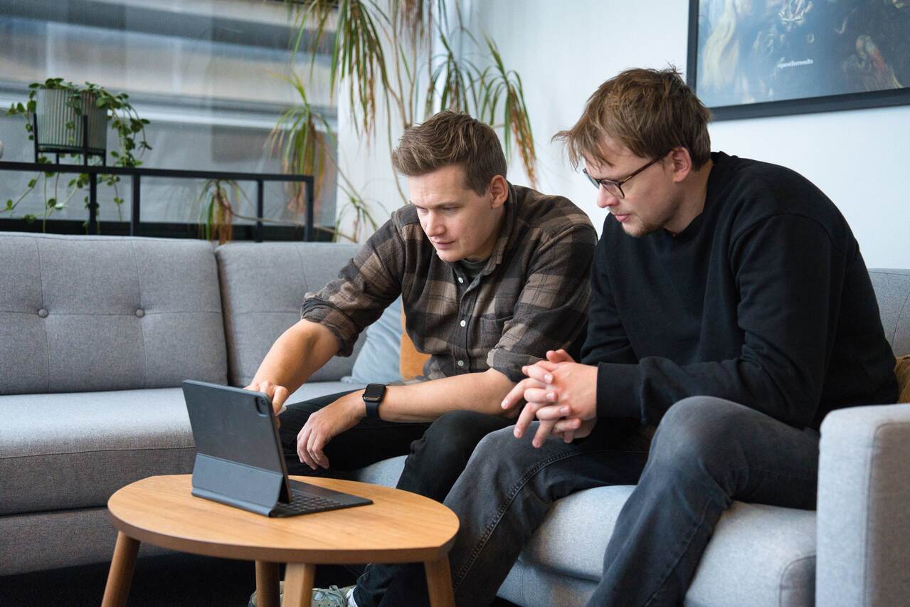 Emil og Oliver sidder i sofa med iPad